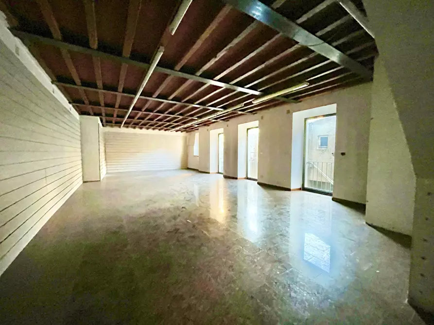 Immagine 6 di Locale commerciale in affitto  a Camaiore