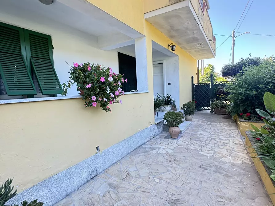 Immagine 5 di Porzione di casa in vendita  a Massa