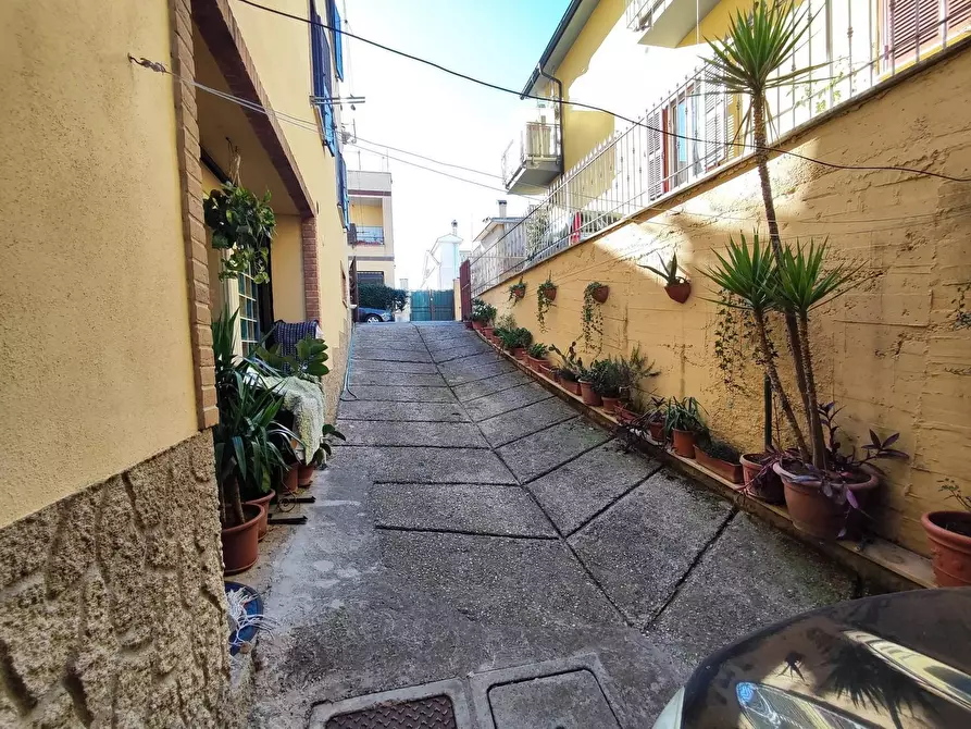 Immagine 1 di Garage in vendita  in Via Nazario Sauro 39 a Guidonia Montecelio