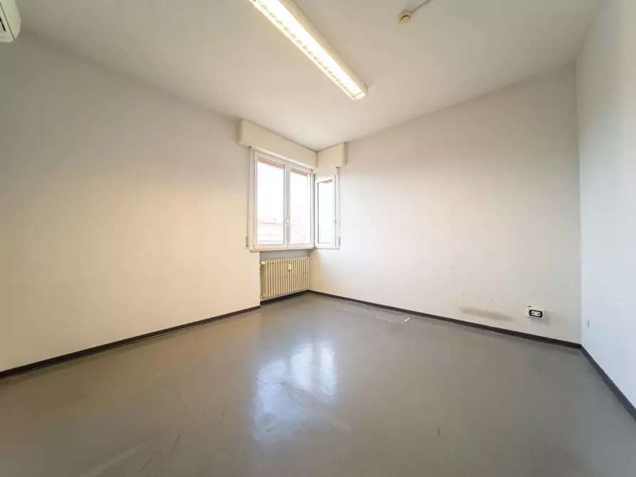 Immagine 12 di Pentalocale in vendita  in Viale Mentana 92 a Parma