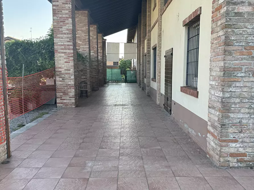 Immagine 4 di Locale commerciale in vendita  in Via Ca' De Mazzoli 6060 a Livraga