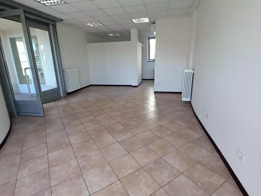 Immagine 9 di Locale commerciale in vendita  in Viale Pavia 18 a Lodi