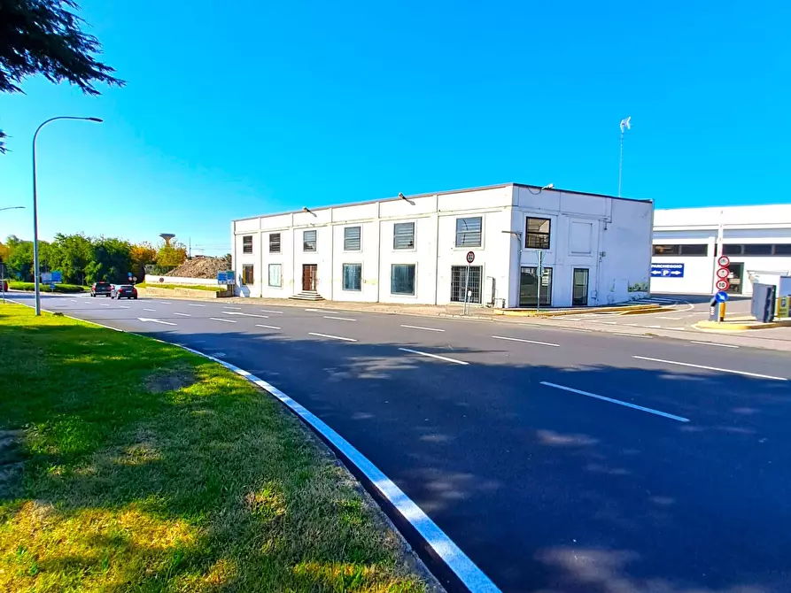 Immagine 22 di Attività commerciale in affitto  a Rovigo