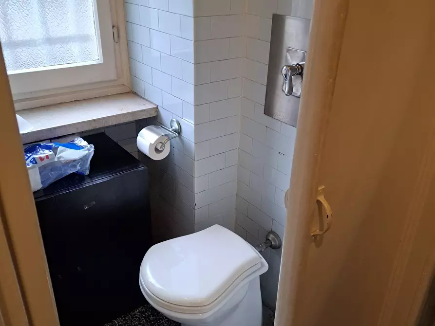 Immagine 49 di Locale commerciale in vendita  a Torino