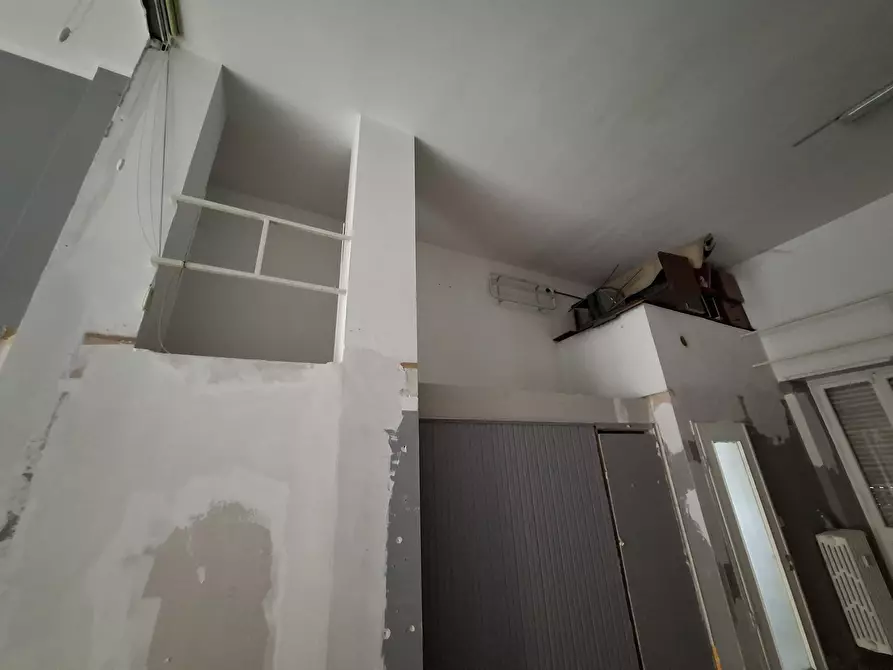 Immagine 7 di Locale commerciale in affitto  a Torino