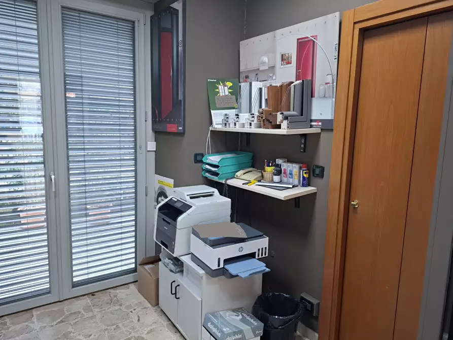 Immagine 33 di Locale commerciale in vendita  a Torino