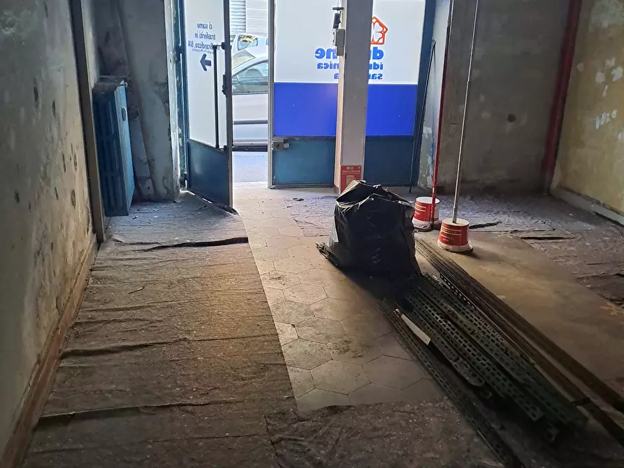 Immagine 2 di Locale commerciale in vendita  in V. BRANDIZZO 16 a Torino