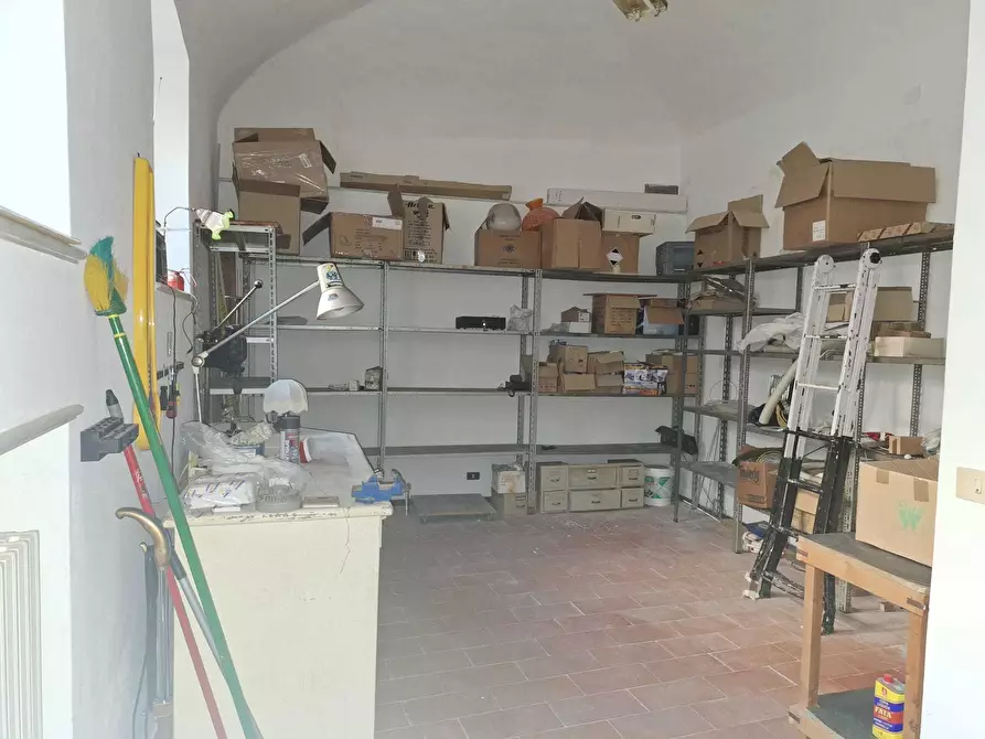 Immagine 9 di Locale commerciale in affitto  a Sarzana