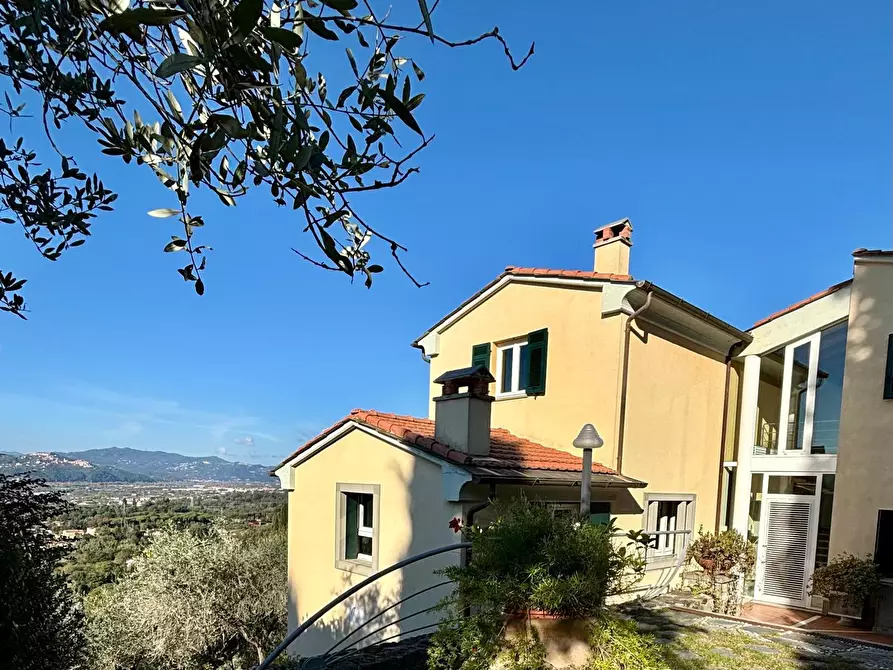 Immagine 1 di Villa in vendita  a Sarzana