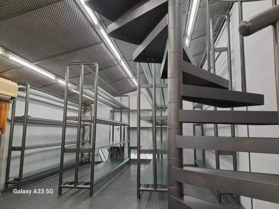 Immagine 7 di Locale commerciale in affitto  a Sarzana