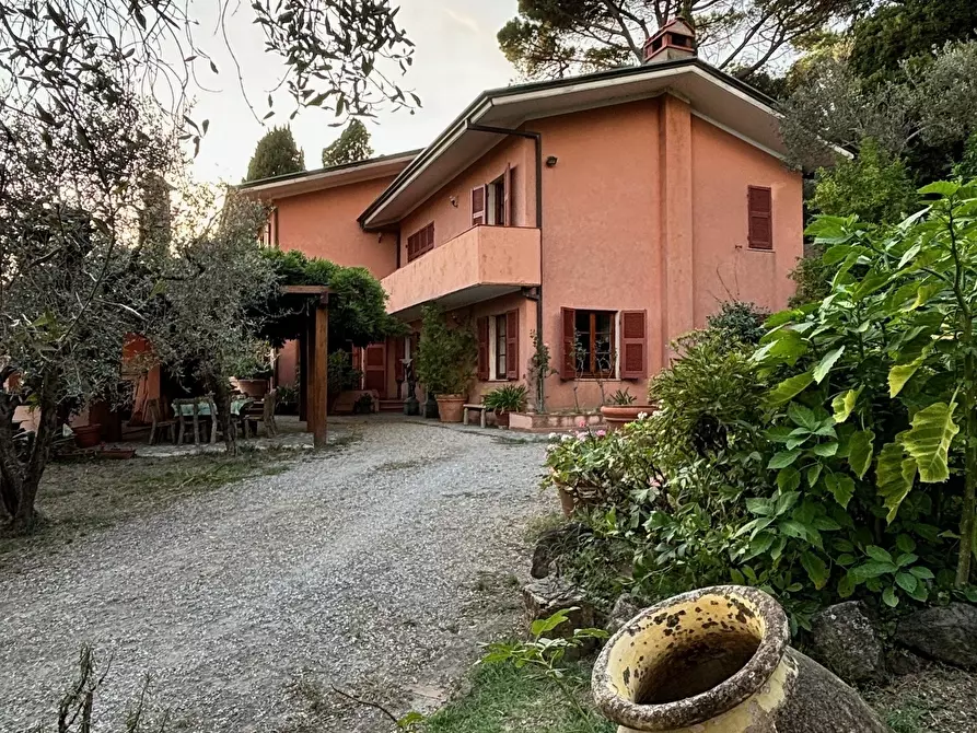 Immagine 20 di Villa in vendita  a Fosdinovo
