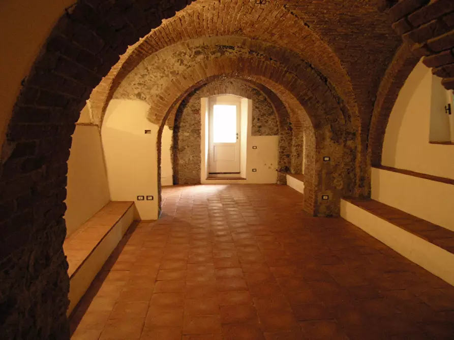 Immagine 3 di Showroom in vendita  a Sarzana