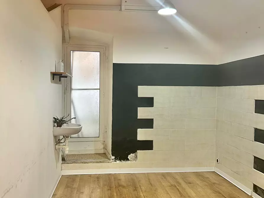 Immagine 8 di Locale commerciale in vendita  a Sarzana