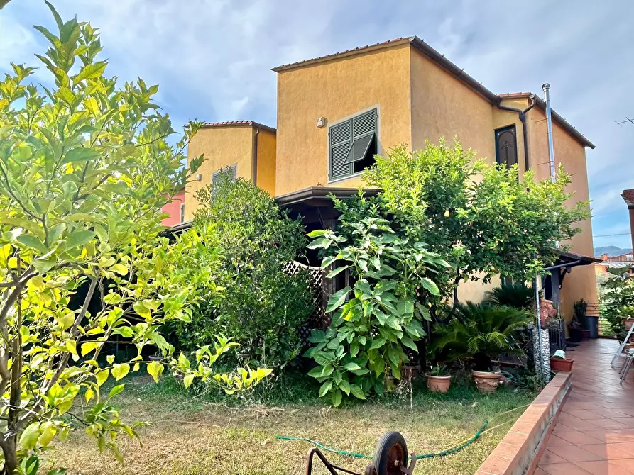 Immagine 1 di Porzione di casa in vendita  a Sarzana