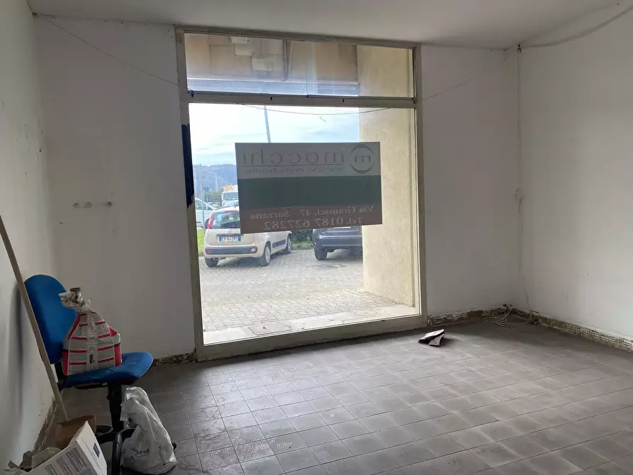 Immagine 9 di Locale commerciale in vendita  a Sarzana