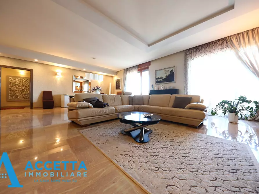 Immagine 23 di Quadrilocale in vendita  in Piazza Giovanni XXIII 13 a Taranto