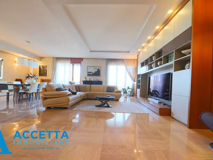 Immagine 22 di Quadrilocale in vendita  in Piazza Giovanni XXIII 13 a Taranto