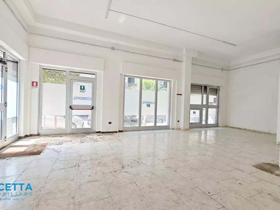 Immagine 5 di Locale commerciale in vendita  in Via Dica di Genova 50 a Taranto