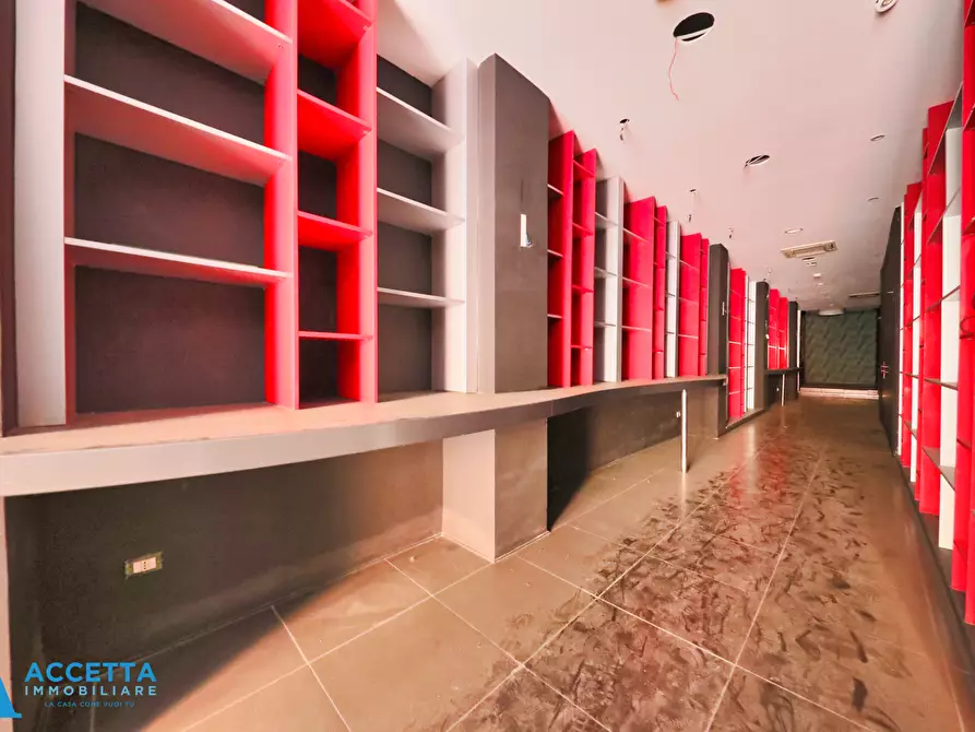 Immagine 7 di Locale commerciale in affitto  in Corso Umberto I 79 a Taranto