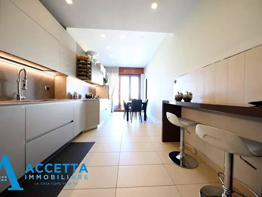 Immagine 9 di Quadrilocale in vendita  in Piazza Giovanni XXIII 13 a Taranto