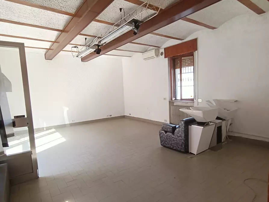 Immagine 4 di Locale commerciale in vendita  in Via Giovanni Capra a Pontenure