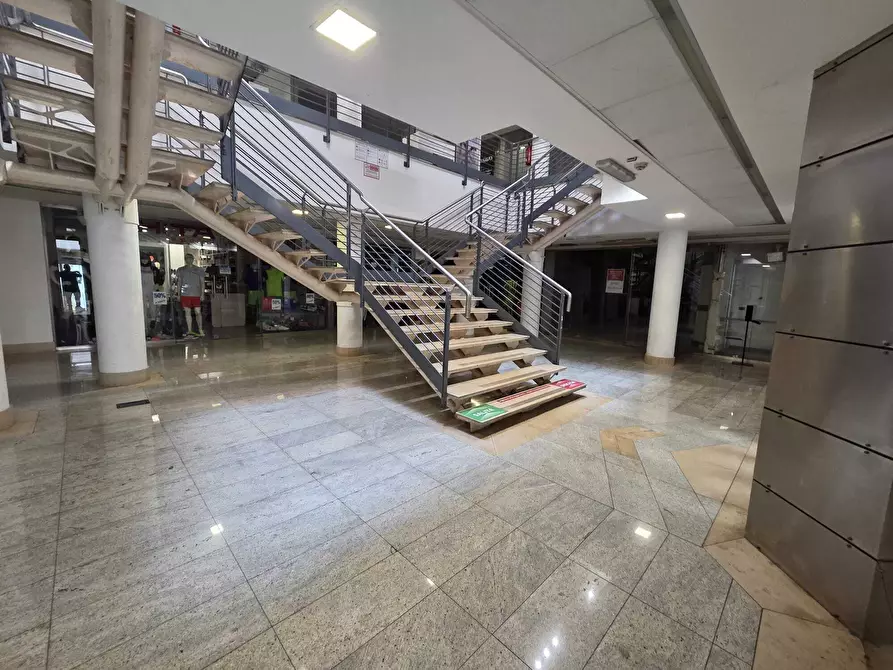 Immagine 5 di Locale commerciale in vendita  in Corso Vittorio Emanuele a Salerno