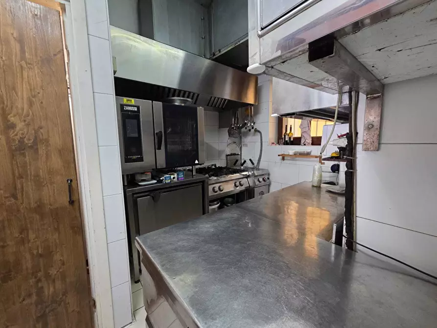 Immagine 6 di Attività commerciale in vendita  in Vicolo Piantanova 3 a Salerno