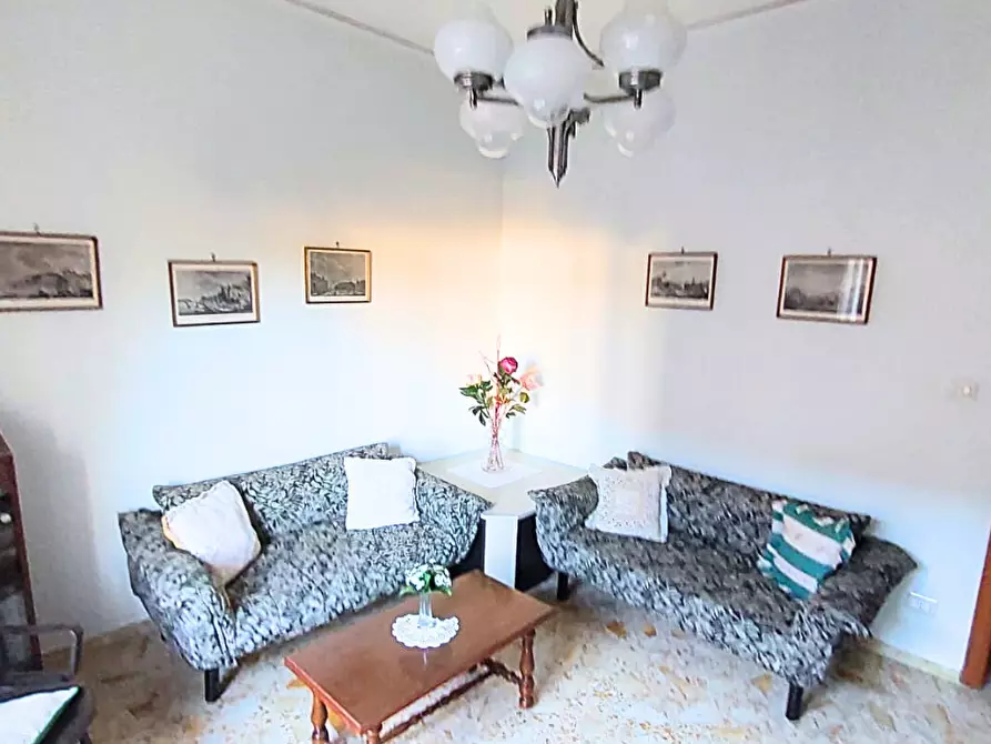 Immagine 13 di Pentalocale in vendita  in Via Medaglie D'Oro 388 a Salerno