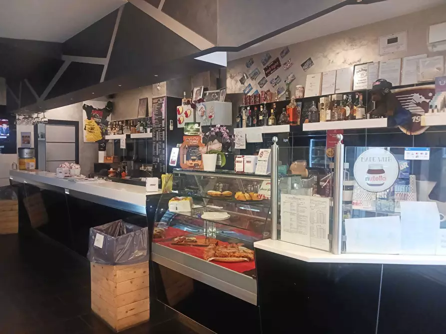 Immagine 12 di Locale commerciale in vendita  in Via Ostaglio 59 a Salerno