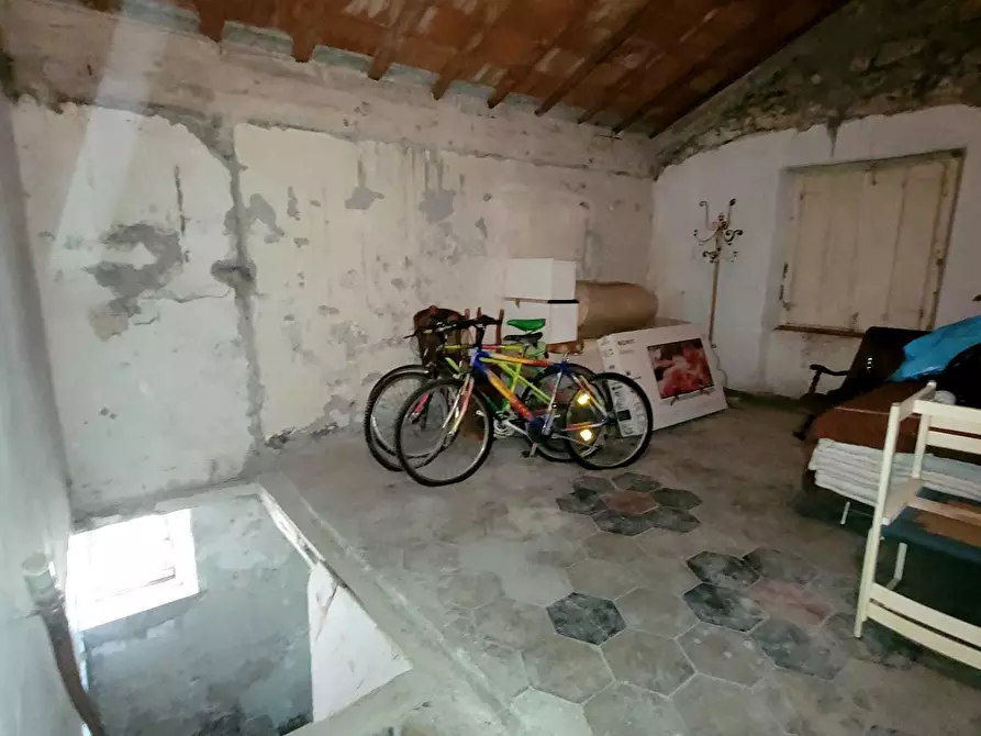 Immagine 27 di Pentalocale in vendita  in Via Campi 7 a Serra Riccò