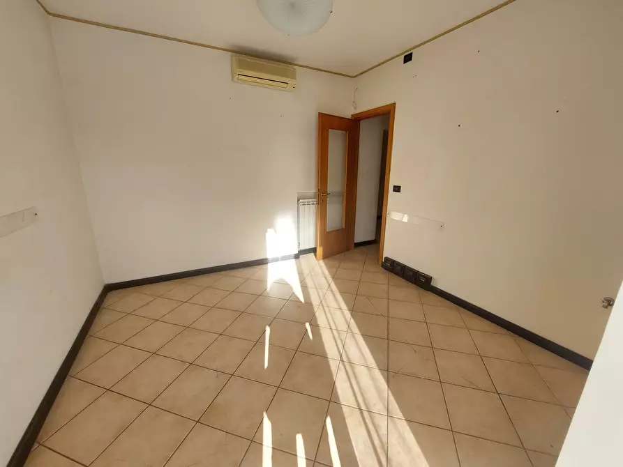 Immagine 7 di Ufficio in affitto  a Campomorone