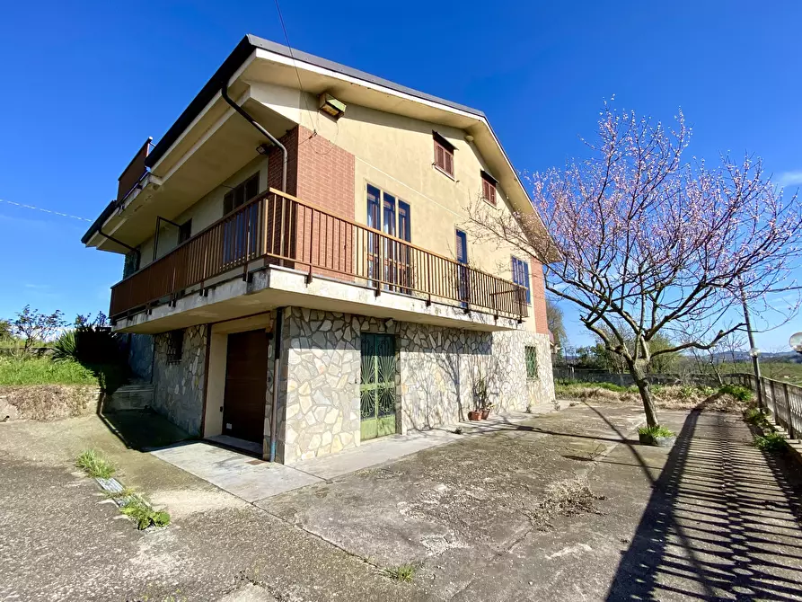 Immagine 1 di Villa in vendita  in via bricco broncio a Serravalle Langhe