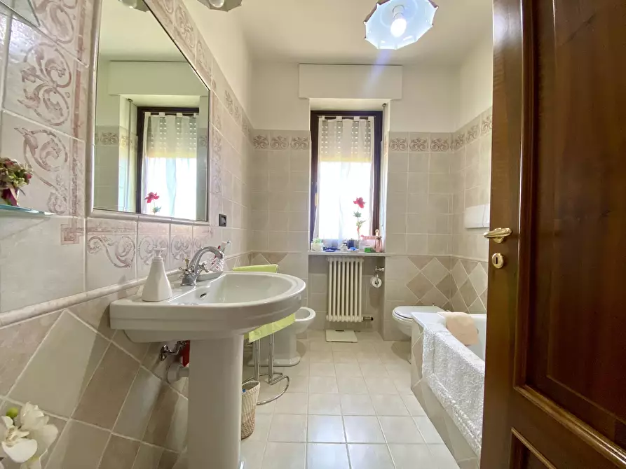 Immagine 10 di Quadrilocale in vendita  in Viale Europa 13 a Grinzane Cavour