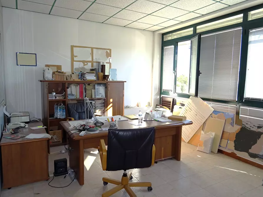 Immagine 11 di Ufficio in vendita  a Senigallia