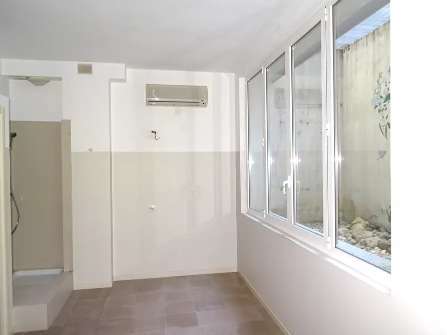 Immagine 22 di Ufficio in vendita  a Senigallia