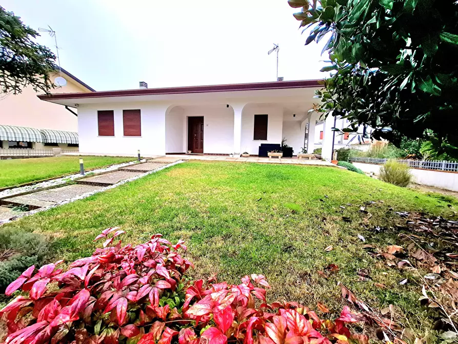 Immagine 1 di Villa in vendita  in Via Filippo Brunelleschi 42 a Rovigo