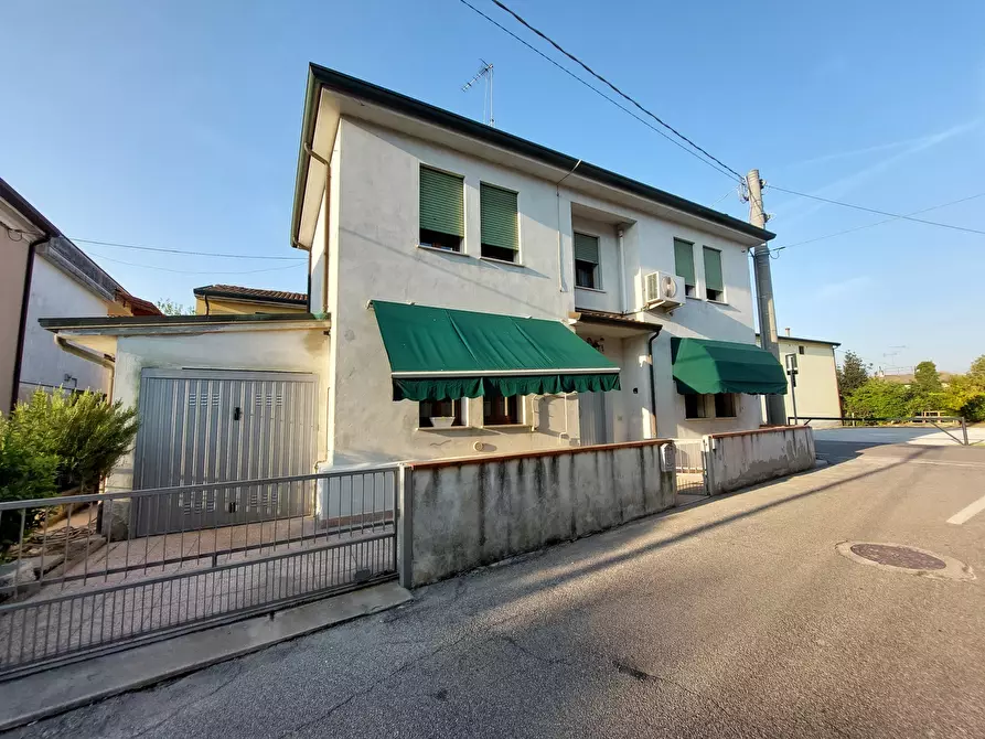 Immagine 1 di Casa indipendente in vendita  in Via Forni 2 a Rovigo