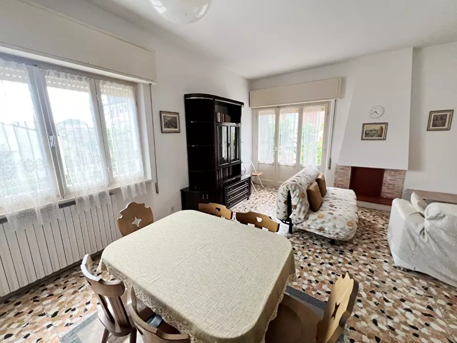 Immagine 2 di Casa trifamiliare in vendita  a Massa