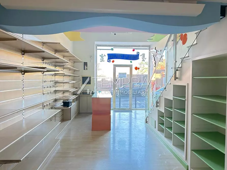 Immagine 6 di Locale commerciale in vendita  a Adrano