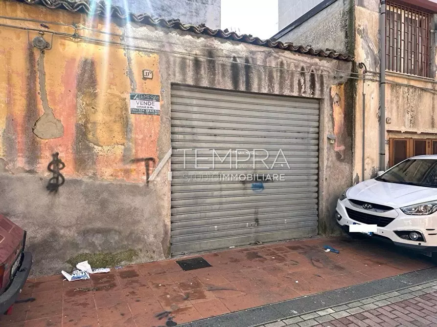 Immagine 2 di Garage in vendita  a Adrano