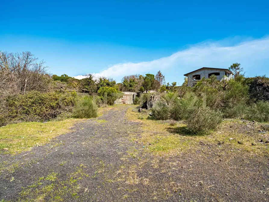 Immagine 41 di Palazzo in vendita  in Via dell'Aria snc a Pedara