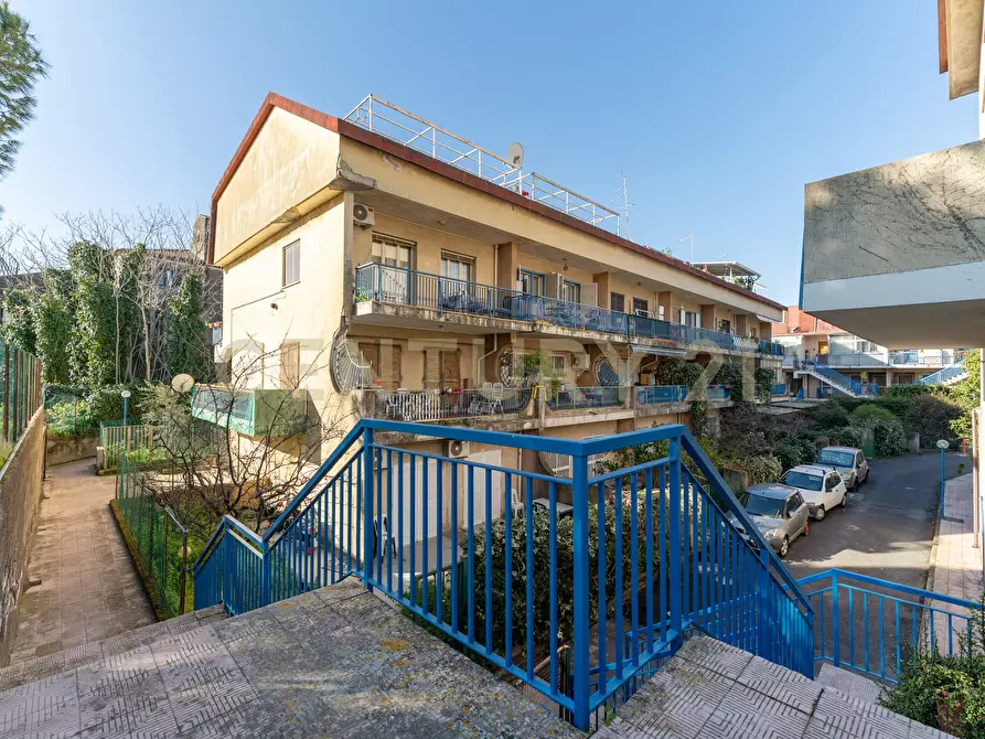 Immagine 2 di Casa semindipendente in vendita  in Via G. Leopardi 1 a Sant'agata Li Battiati