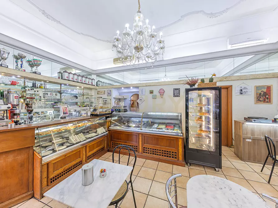 Immagine 5 di Quadrilocale in vendita  in Via Nemorense 26/28 a Roma