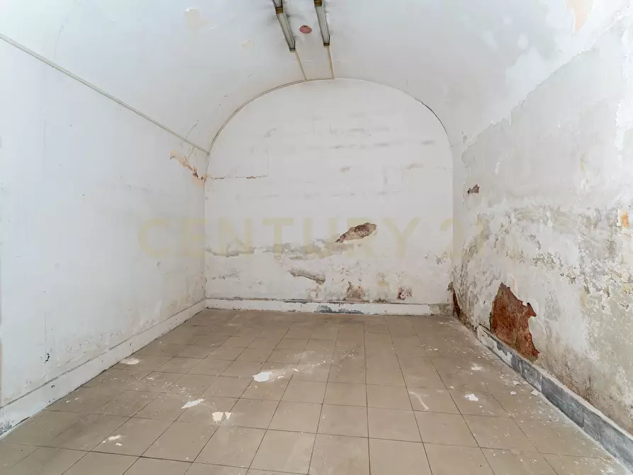 Immagine 30 di Locale commerciale in vendita  in Piazza Manganelli 15 a Catania