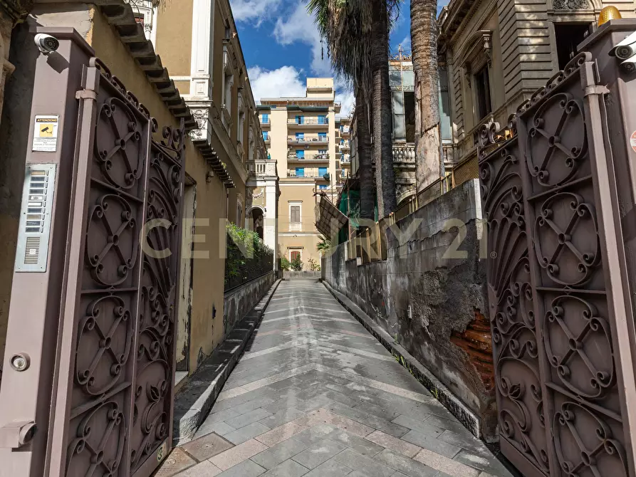 Immagine 22 di Palazzo in affitto  in Viale Regina Margherita 16 a Catania