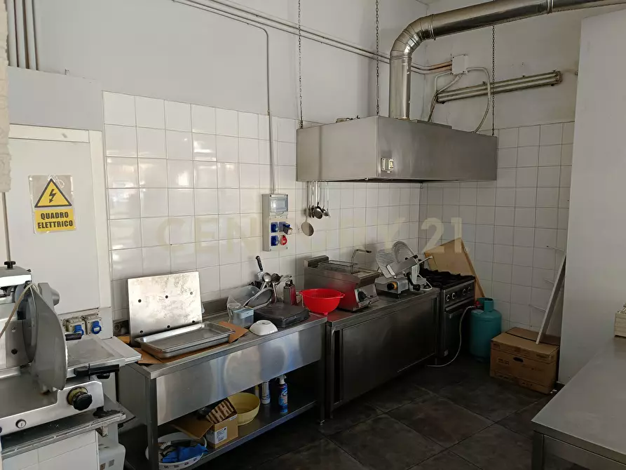 Immagine 6 di Locale commerciale in vendita  in Via Medaglie D'oro 86 a Catania