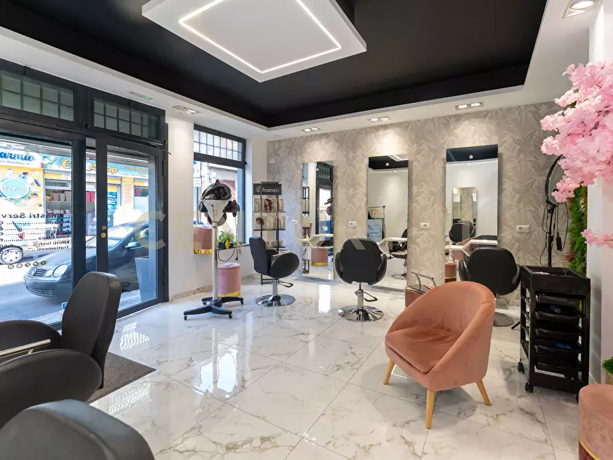 Immagine 10 di Locale commerciale in vendita  in Via Vittorio Emanuele II 113a a Gravina Di Catania