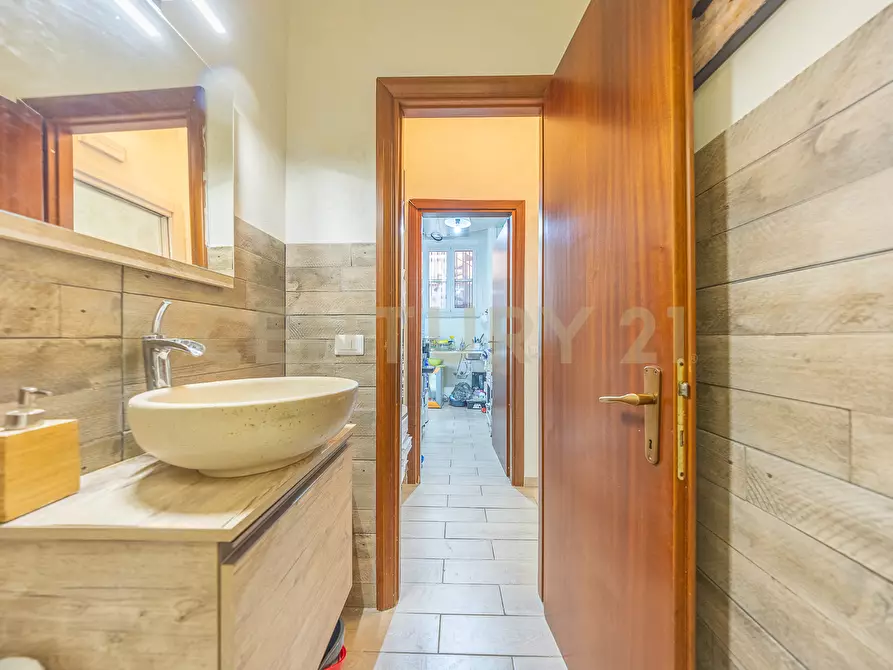 Immagine 26 di Locale commerciale in vendita  in VIA AUGUSTA GENINA 16 a Roma