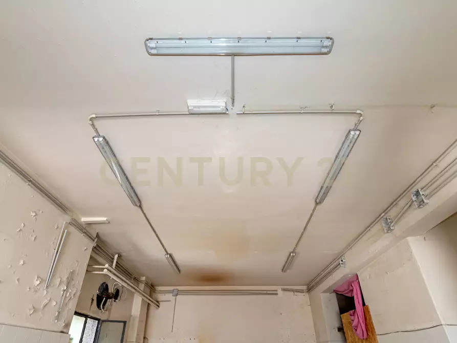 Immagine 22 di Locale commerciale in vendita  in Via Tiziano 10 a Gravina Di Catania