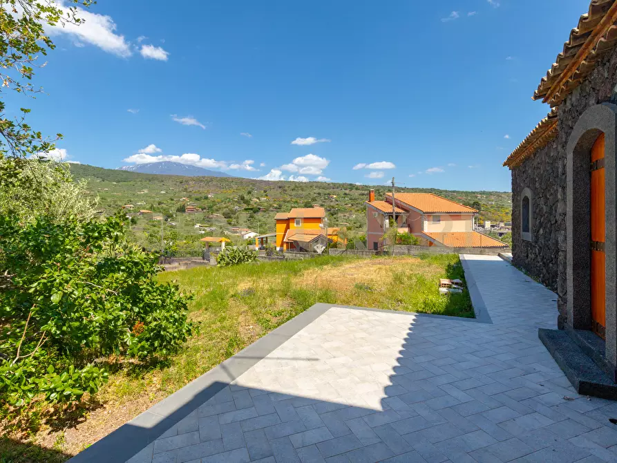 Immagine 15 di Villa in vendita  in SS284 a Adrano